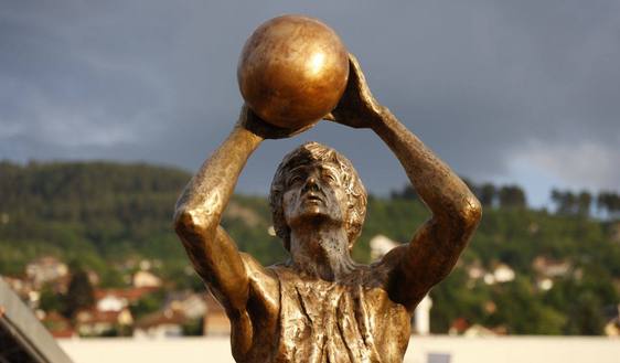 Estatua en homenaje a Mirza Delibasic en Sarajevo.