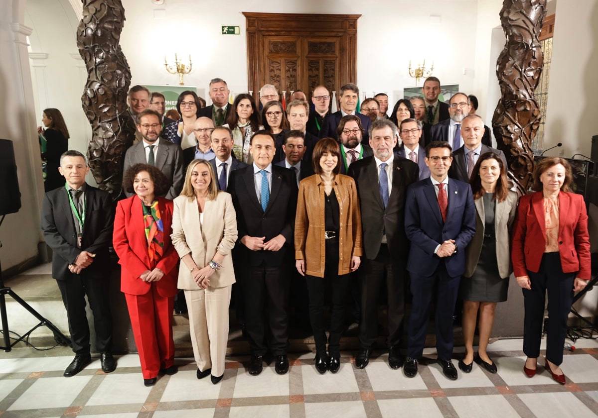 Foto de familia de los representantes internacionales y las instituciones locales tras la reunión.