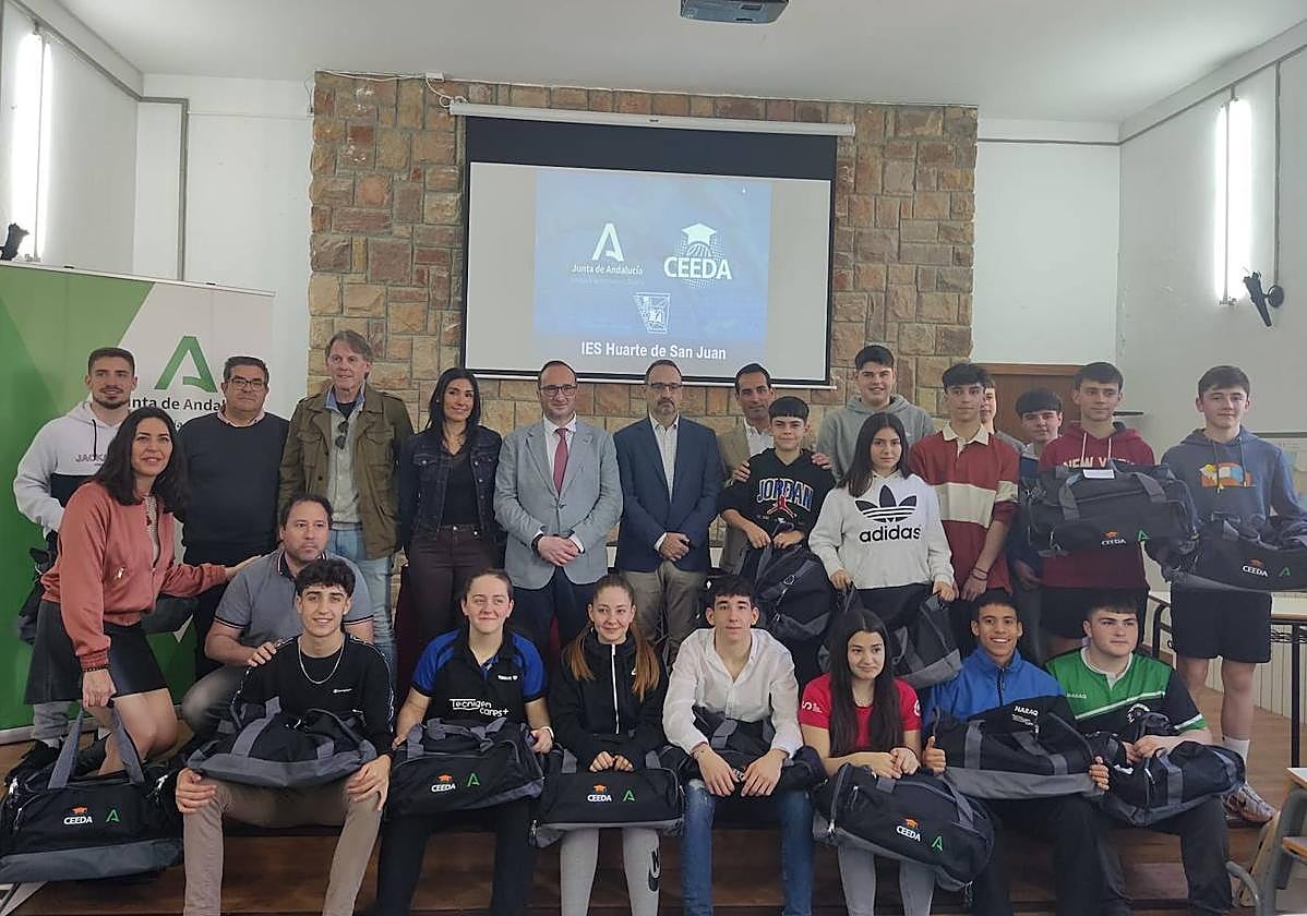 Acto de entrega de equipaciones a los jóvenes jugadores de tenis de mesa que participan en el CEEDA.