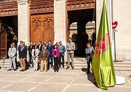 Izado de la bandera de la provincia en la mañana de este jueves.