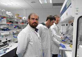 El investigador Asier Unciti-Broceta, a la izquierda, en su laboratorio de Edimburgo.