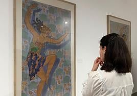 Una visitante observa a una de las bailarinas.