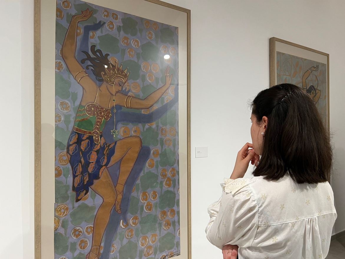 Una visitante observa a una de las bailarinas.