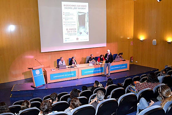Momento del Ciclo Migraciones Sur-Norte que ayer arrancó en la Universidad de Almería (UAL).