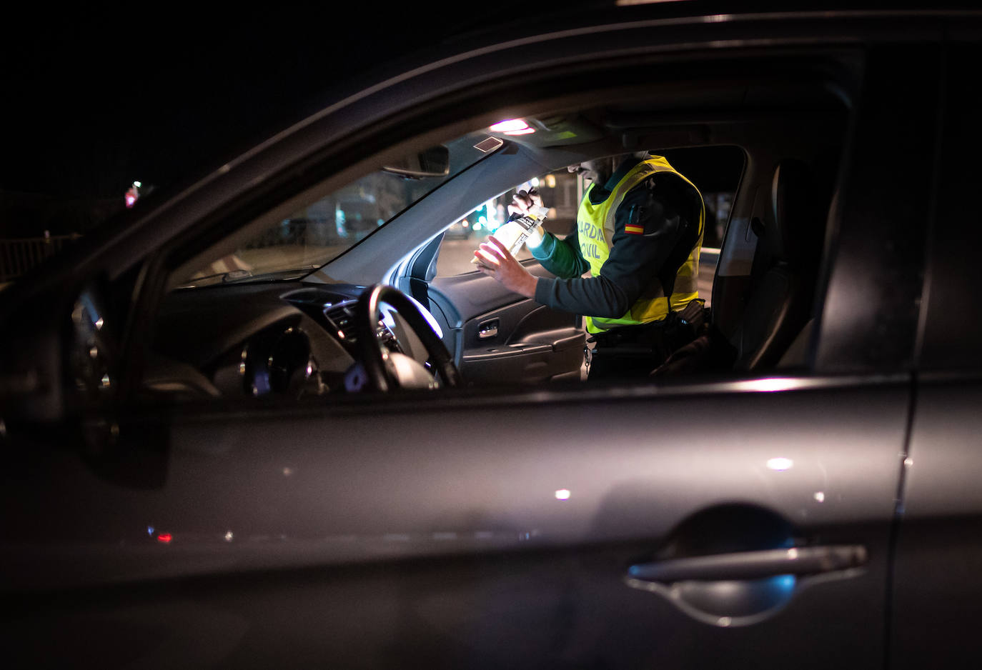 En un control rutinario, un coche se da a la fuga a gran velocidad y lo persiguen, esta vez sin éxito. El olfato de los agentes es afilado, en el registro de uno de los coches detectan la droga aunque estaba bien oculta.