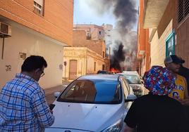 Dos vehículos ardiendo este jueves en Almería.