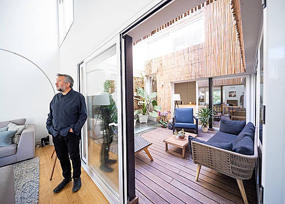 El arquitecto Juanma Zamora junto al patio de la primera planta de la Casa Guarnón, cuyas paredes están cubiertas de cañizo.