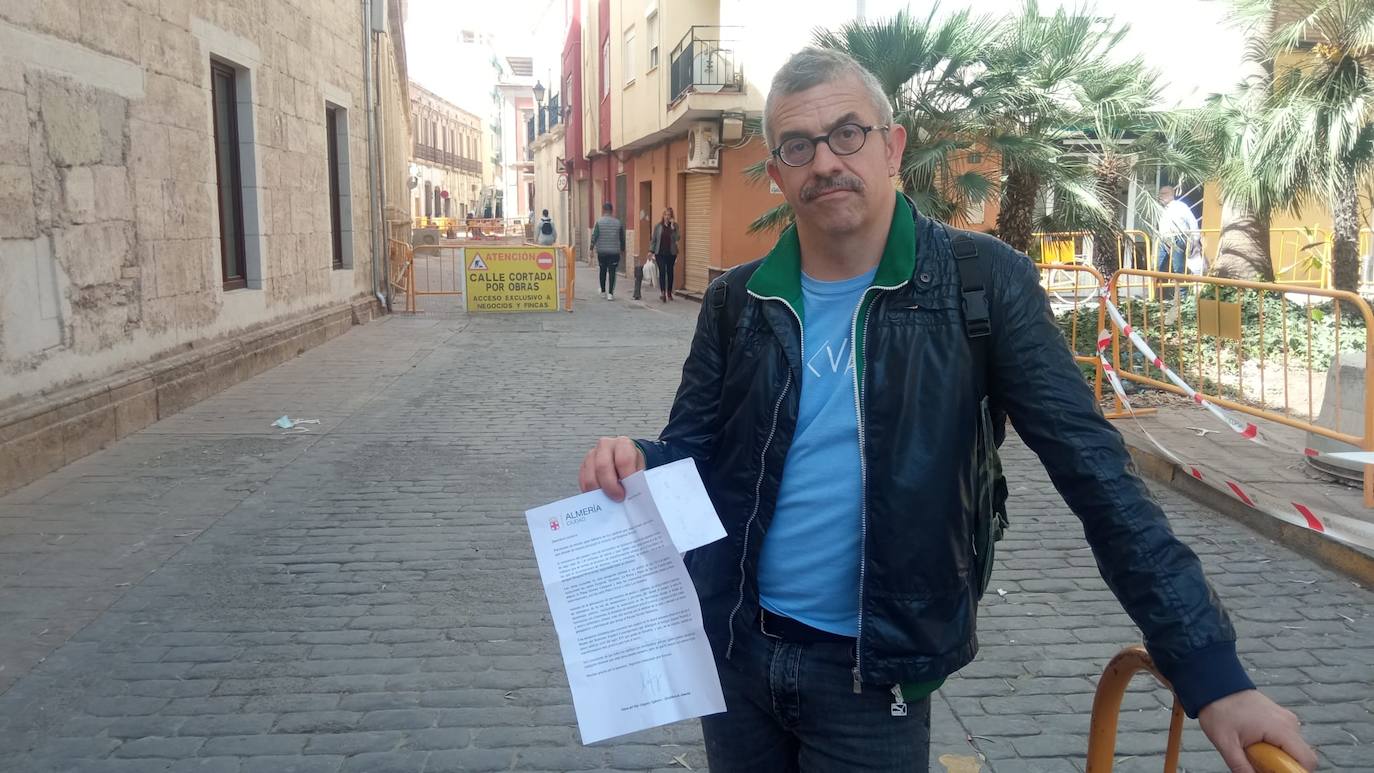 Emilio Jarrín, vecino de la zona, muestra la carta del Ayuntamiento de Almería.