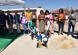 Niños de Mancha Real en el acto de la colocación de la primera piedra.