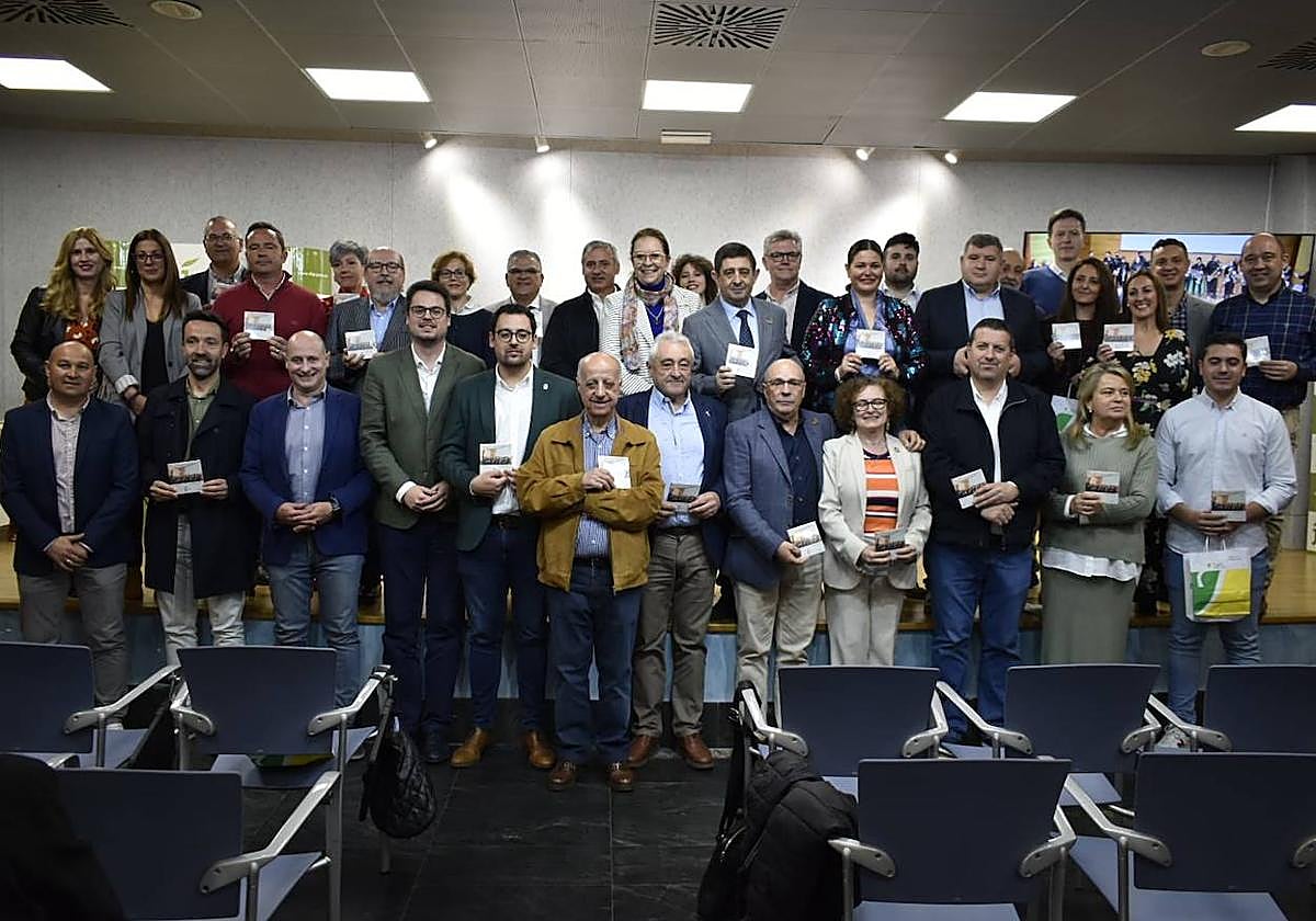 Entrega de los discos con el Himno de Sierra Mágina.