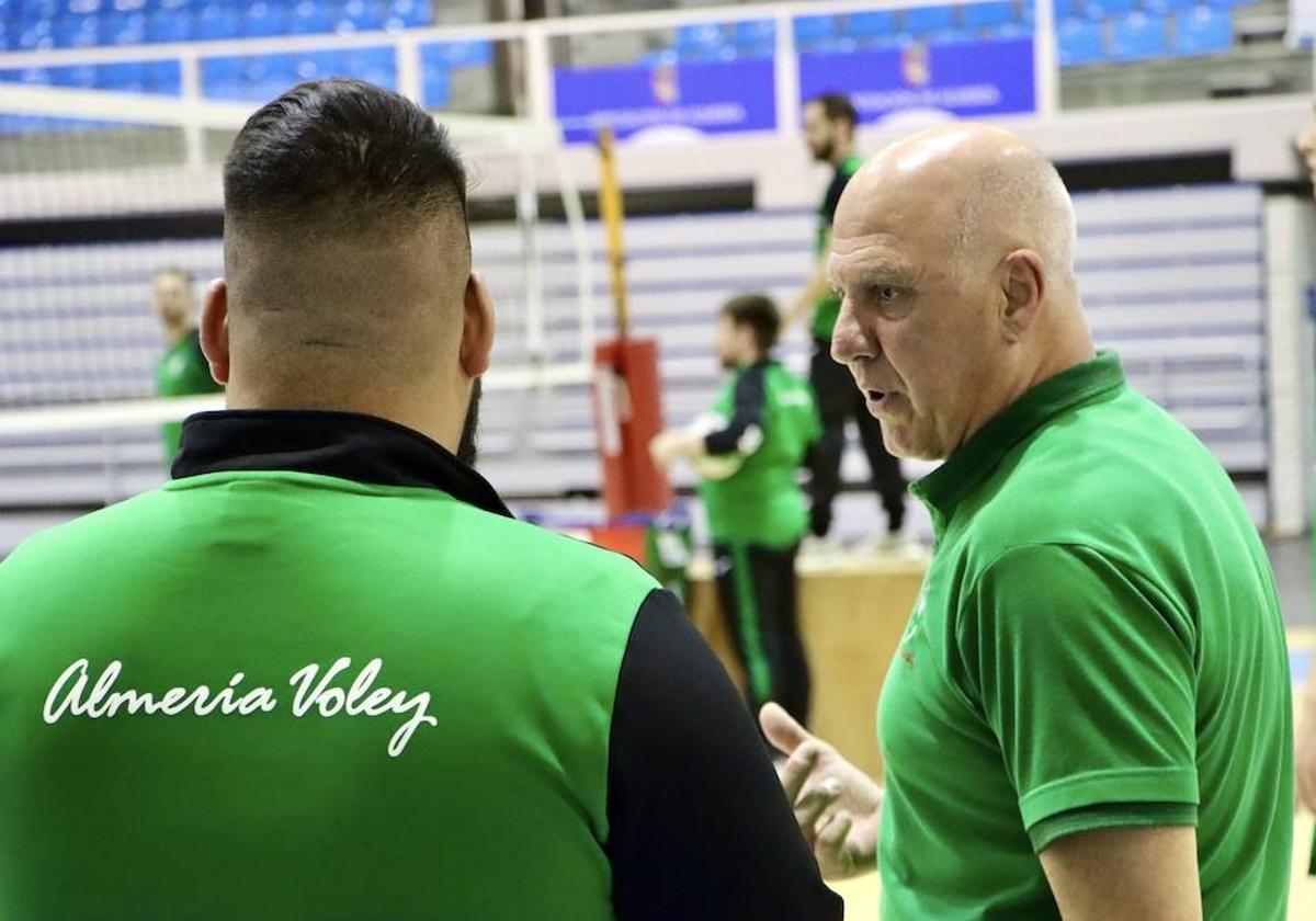 Mondi habla con Pablo Ruiz ya como primer entrenador blanquiverde.