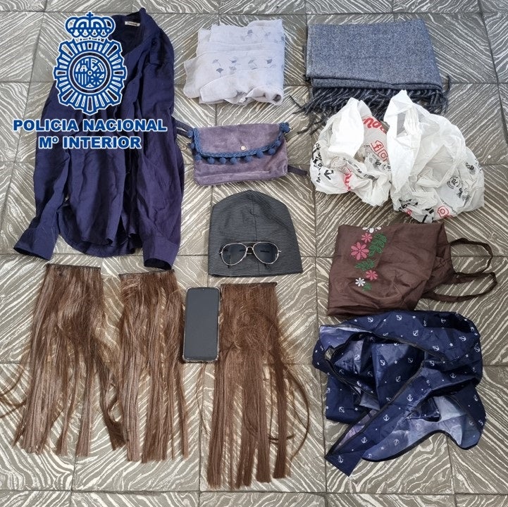Pelucas y ropa utilizadas por las ladronas.