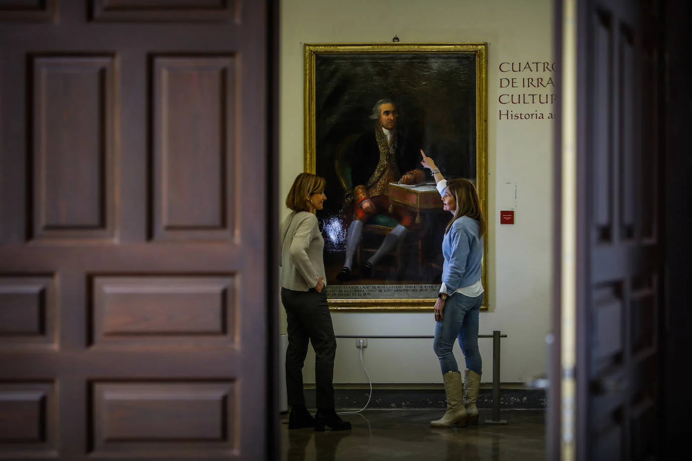 Las responsables del taller de Restauración de la Diócesis, Lourdes y Lola Blanca, supervisan el cuadro de Goya que se halla en la sala tercera de la Abadía del Sacromonte.