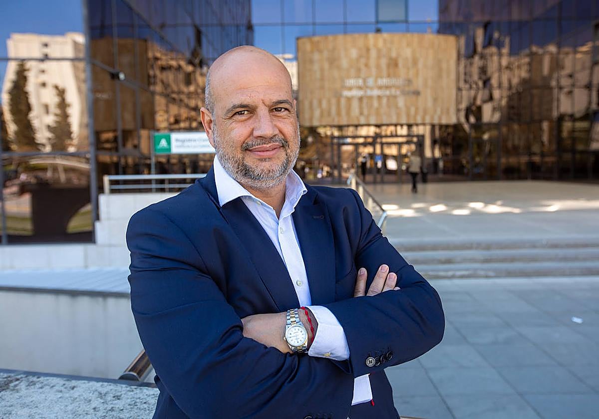 Kike Zarza, el letrado innovador, frente a los juzgados de la Caleta.