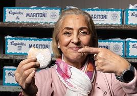 Mari Toñi Pérez posa para IDEAL con la famosa torta que inventó su padre y que lleva su nombre.