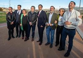 Miguel Ríos, con el alcalde y miembros del equipo de gobierno.