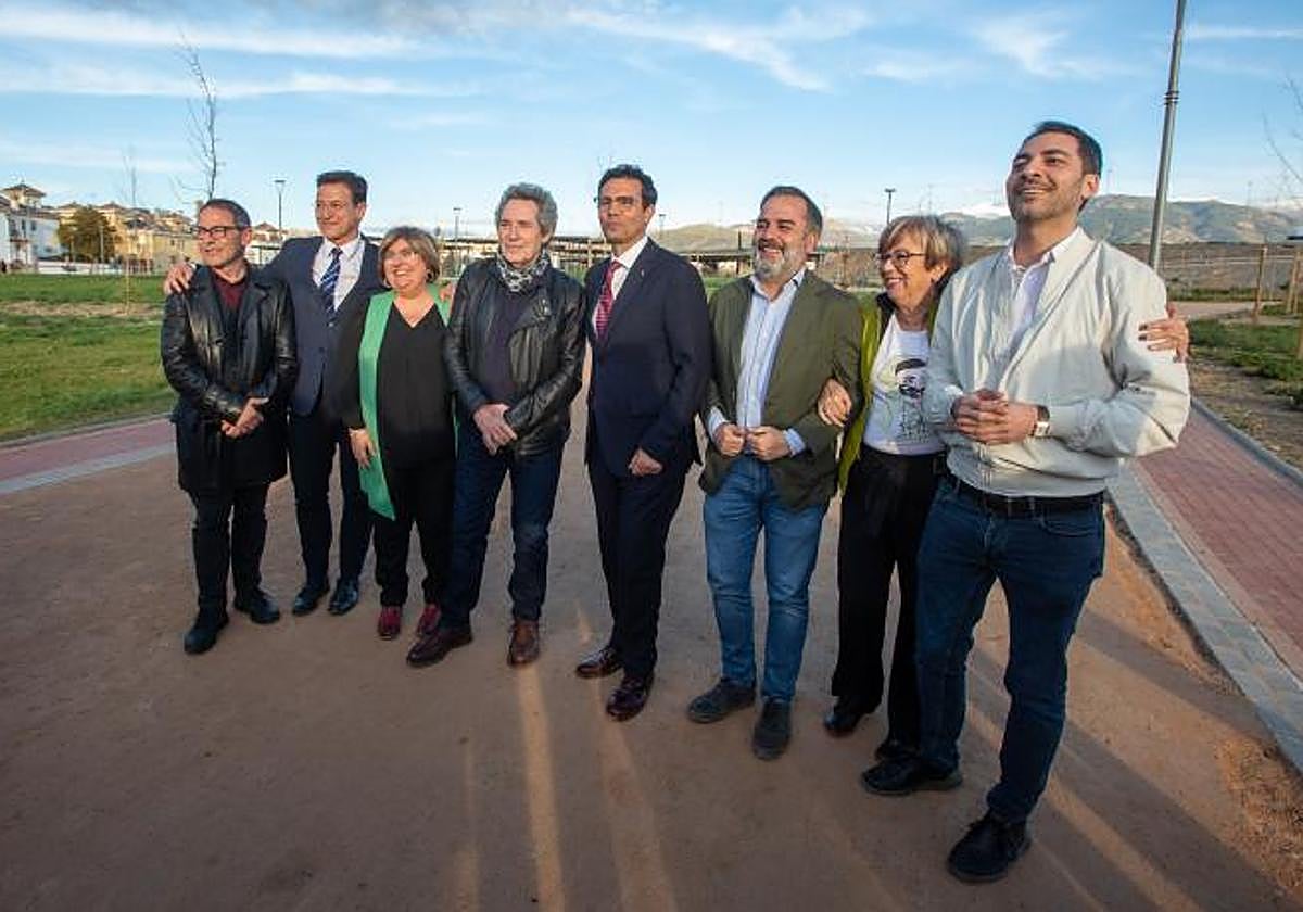 Miguel Ríos, con el alcalde y miembros del equipo de gobierno.