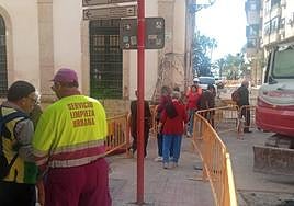 Esquina de la calle Hospital con calle La Reina, en una mañana de obras.