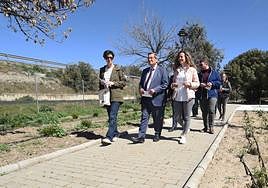 Paseo por el parque Ciudad de Briviesca en Santa Fe tras la reforma integral.