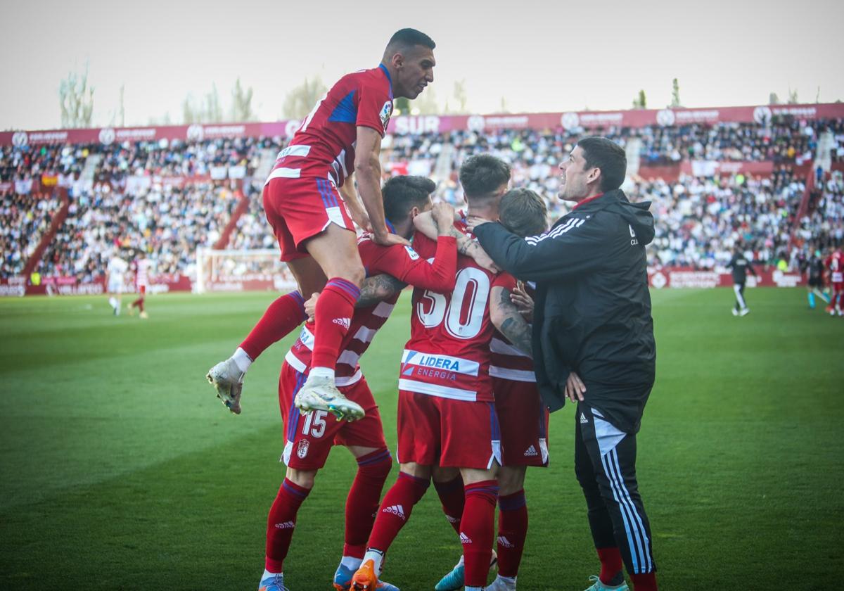 Celebración del 0-2 sobre el césped manchego.