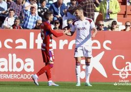 Neva e Higinio discuten amistosamente la acción en la que el Albacete pidió penalti.