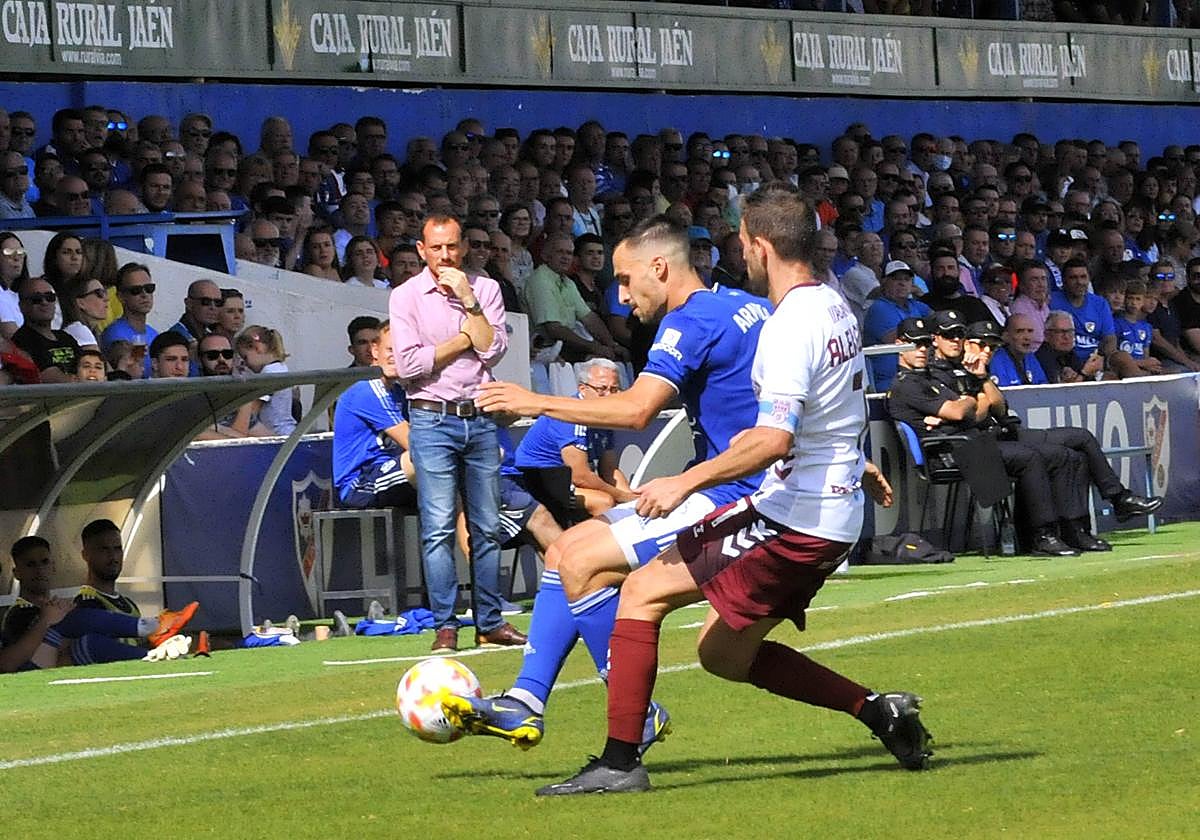 Álvaro Arnedo, en el partido de ida contra el Pontevedra, ante la mirada de Alberto González.