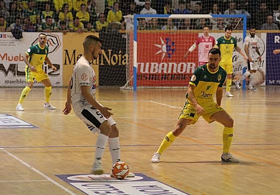 Chino, que marcó un tanto de penalti, intenta recuperar el esférico ante la mirada de un grupo de aficionados amarillos en la grada.