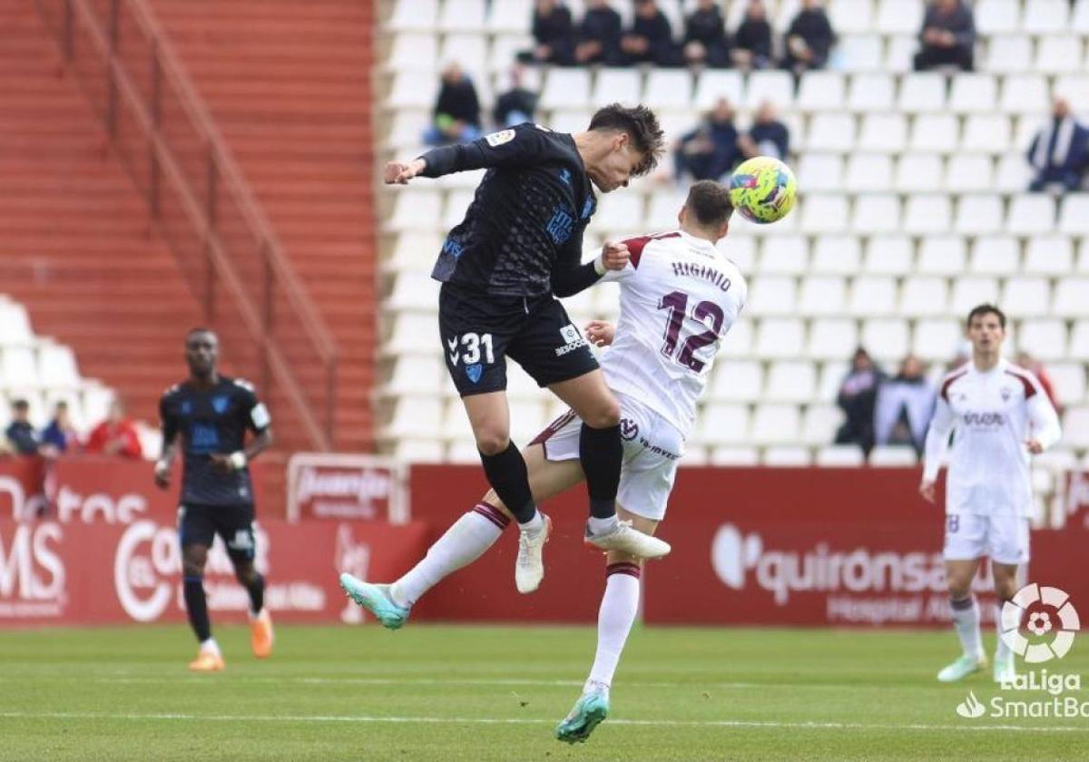 Higinio lucha un balón aéreo en el Carlos Belmonte.