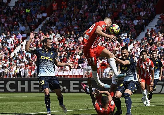 Rodrigo Ely remata de cabeza el balón y lo manda al palo.