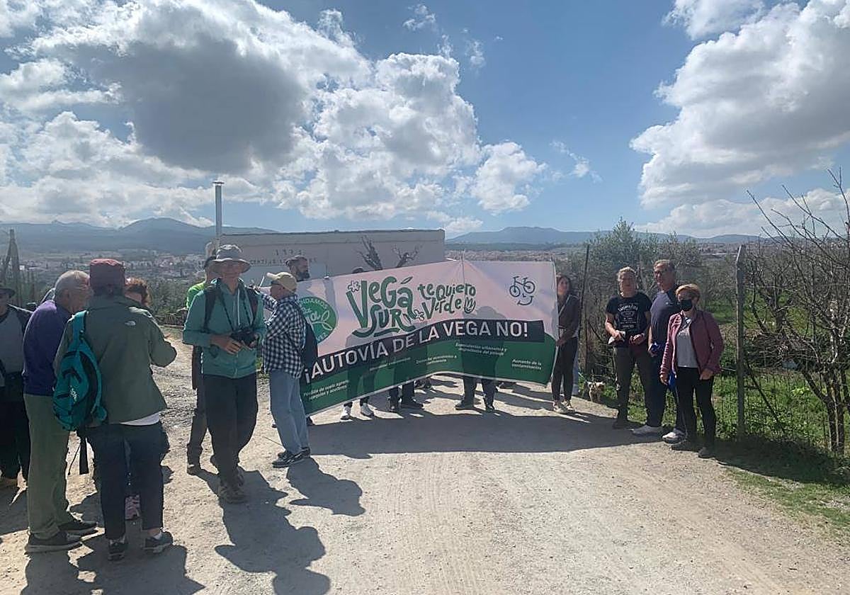 Manifestación contra una de las VAU que pasa por la Zubia.