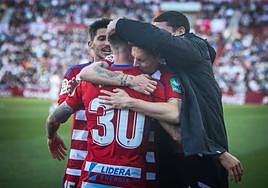 Abrazo fraternal entre los futbolistas tras el gol de Ricard.