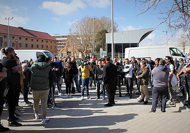 Melchor Tirado, atendiendo a periodistas.