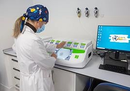 Trabajadora de la Unidad de Reproducción Humana del Virgen de las Nieves de Granada.