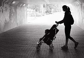 Foto de archivo de una madre con su hijo.