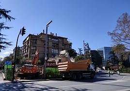 Trabajos de derribo en el solar donde estaba El Ventorillo.