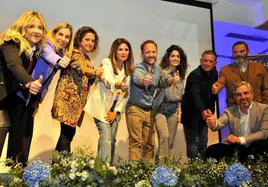 La candidata del PP en Linares, Auxi del Olmo, con Elena González, Catalina García, Erik Domínguez, Raúl Caro-Accino, Juan Lillo o Juan Bravo, en la presentación de la candidatura de esta semana.