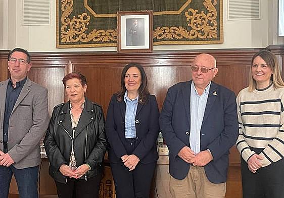 Los alcaldes de los municipios con la delegada del Gobierno en Jaén, Catalina Madueño, en el centro.