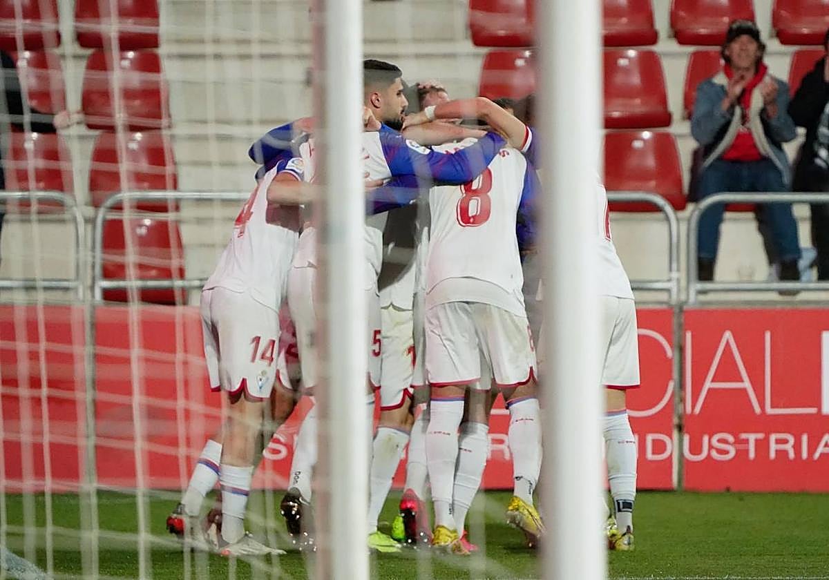 Los futbolistas del Eibar celebran uno de sus tres goles en Anduva.