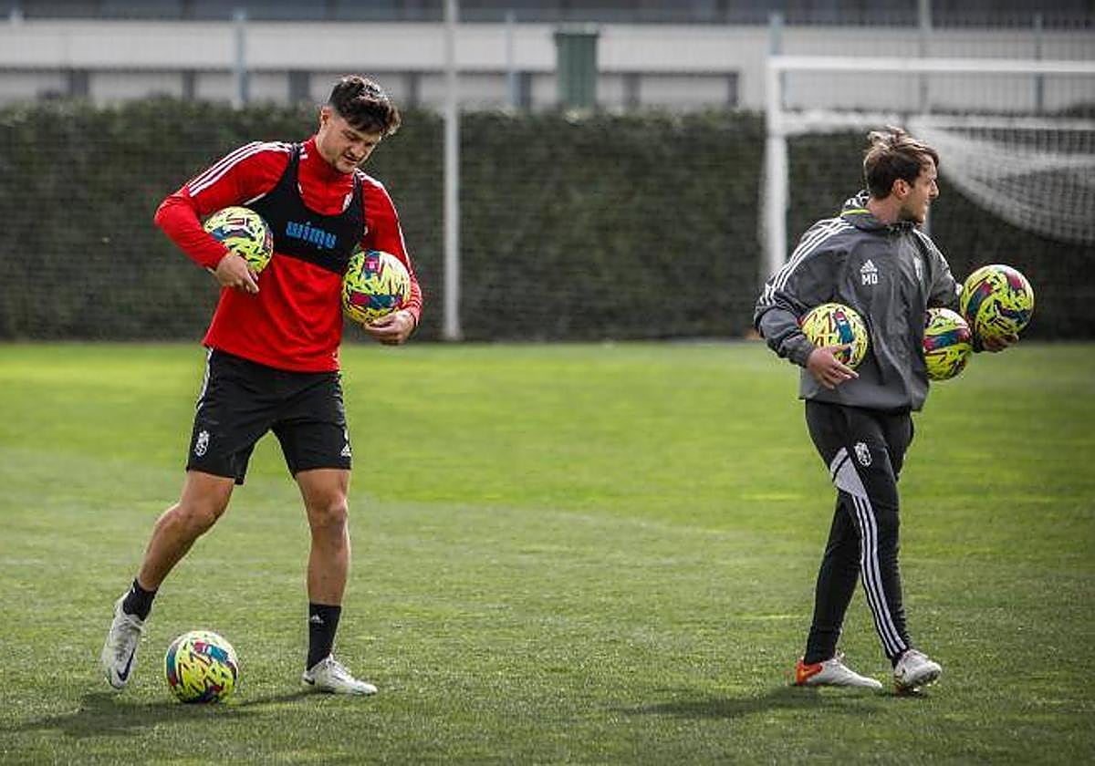 Miguel Rubio, junto al readaptador Manu Dimas antes de volver con el grupo.
