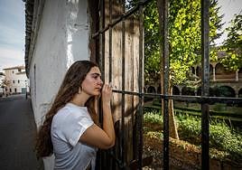 Una vecina de Víznar se asoma por una de las ventanas abiertas que da al Palacio del Cuzco.