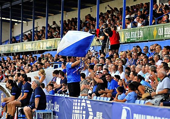 Aficionados azulillos en las gradas de Linarejos.