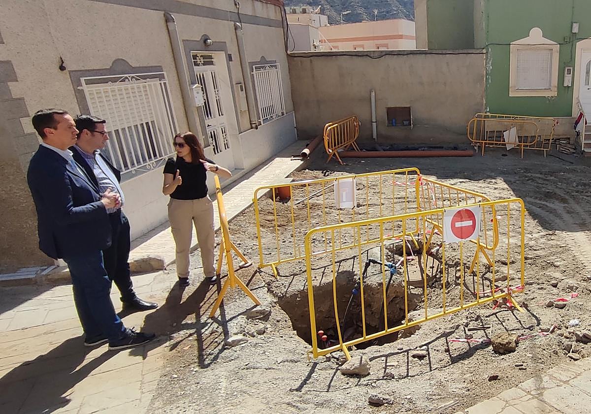Tabernas sustituye el pavimento de la Plaza de la Constitución y el alumbrado público