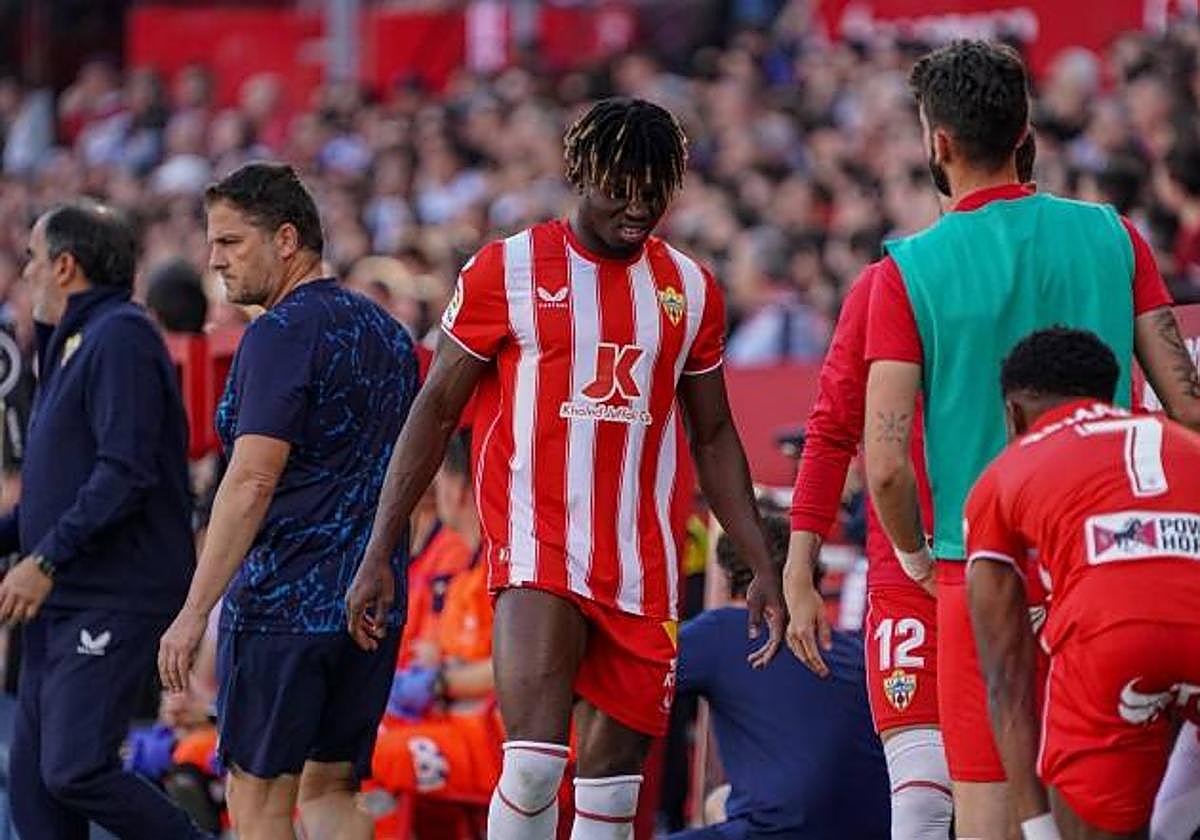 El Bilal se retira lesionado en Sevilla.
