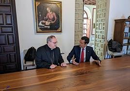 El alcalde de Granada, Paco Cuenca, y el arzobispo, José María Gil Tamayo, este martes en el Palacio Arzobispal.