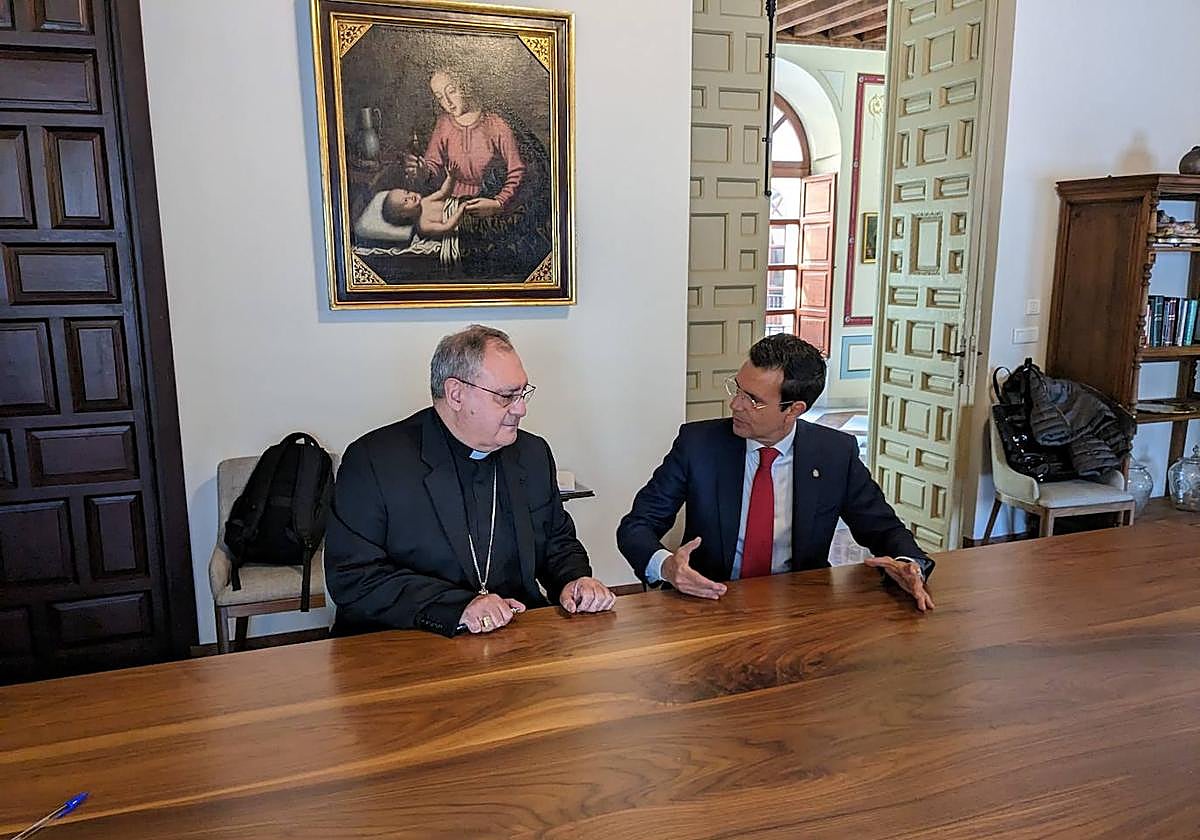 El alcalde de Granada, Paco Cuenca, y el arzobispo, José María Gil Tamayo, este martes en el Palacio Arzobispal.