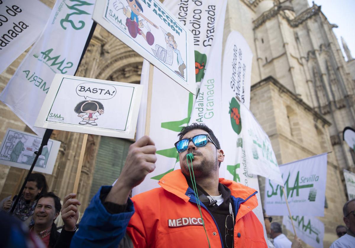 Concentración del Sindicato Médico Andaluz ante la sede del Servicio Andaluz de Salud (SAS), este lunes.