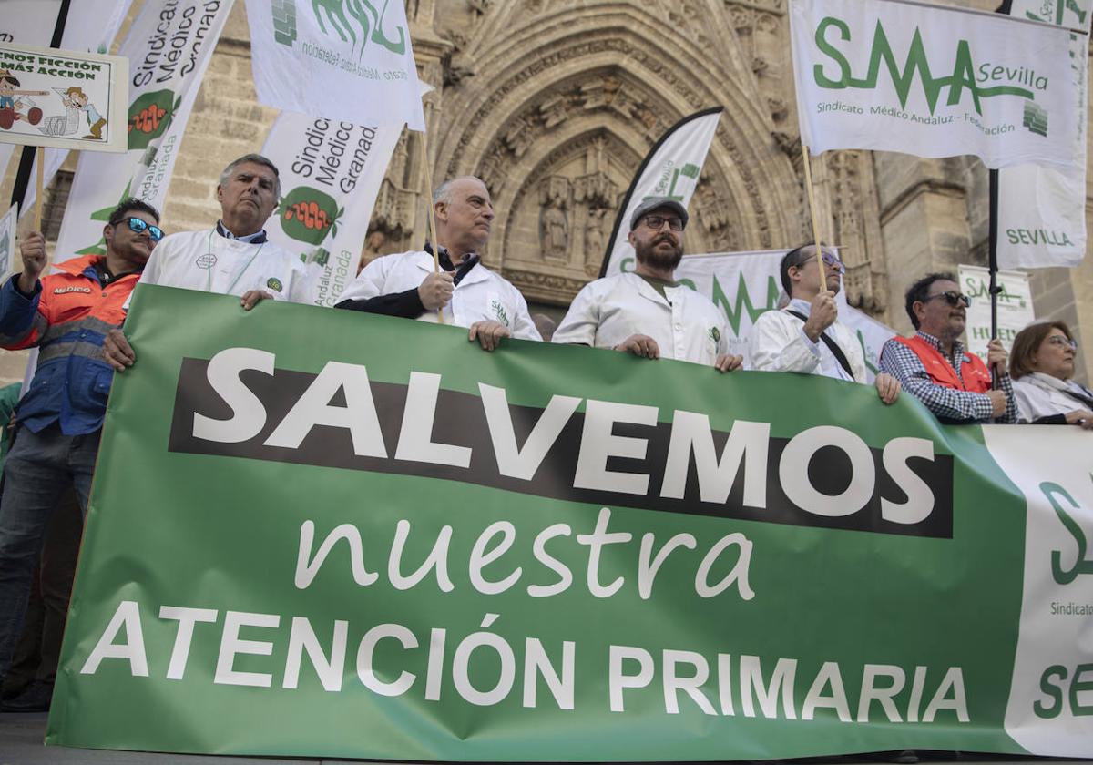 Médicos de atención primaria durante la concentración llevada a cabo en Sevilla este lunes.