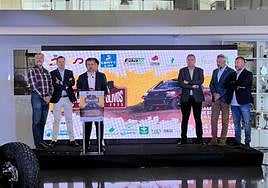 Julio Millán en el atril junto a Ángel Vera, Carlos Alberca, el vicepresidente de la Federación Andaluza de Automovilismo, José Antonio González, y Fernando Fernández del club 'Mar de Olivos', entre otros.
