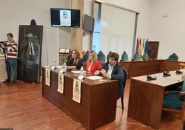 Acto de presentación del cartel de la Corrida del Renacimiento con la alcaldesa Lola Marín, en el centro.