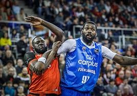 Youssou Ndoye (izquierda) reconoce que tiene que mejorar en el rebote.